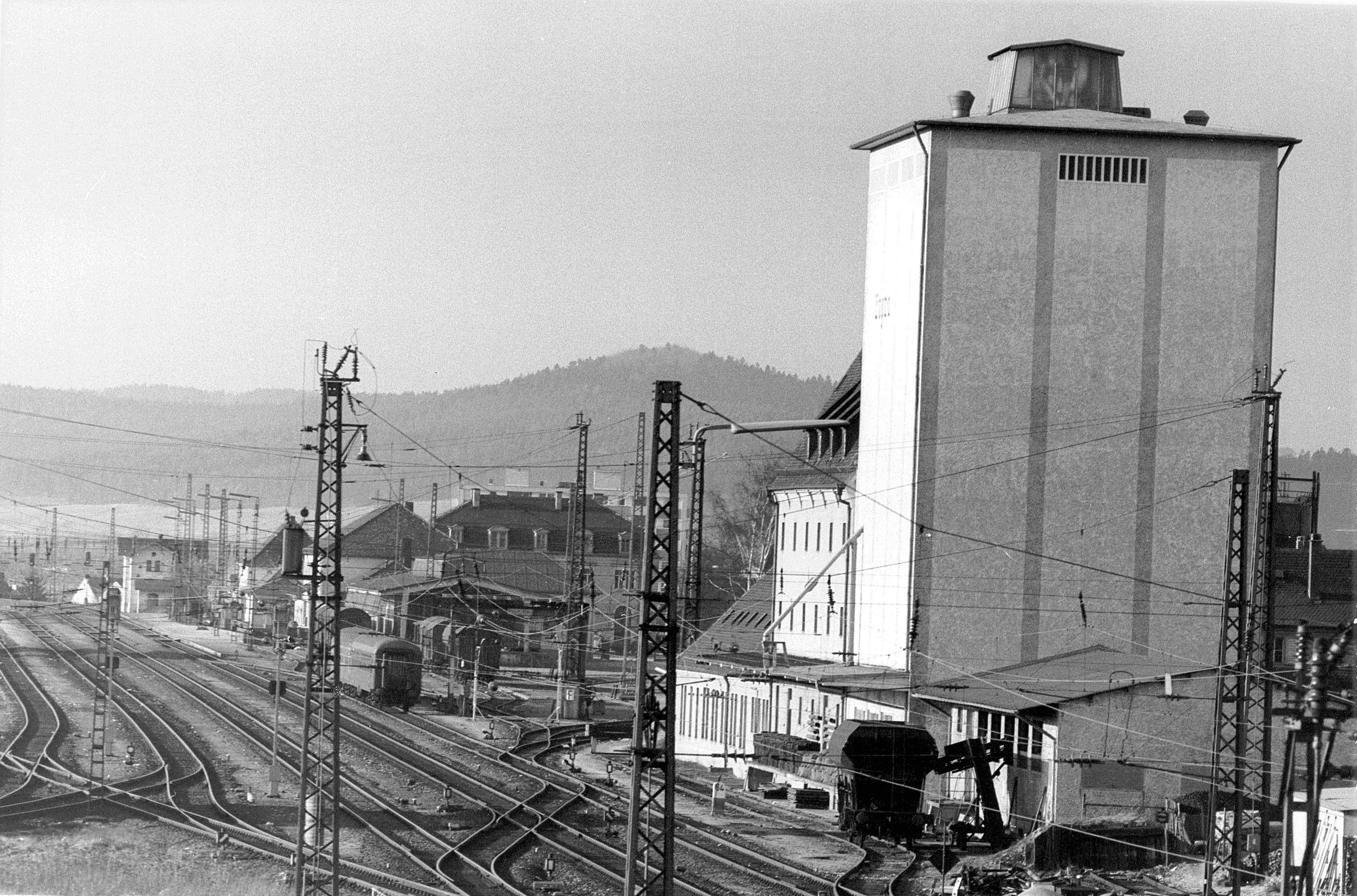 102 Bahnhof Neumarkt mit Gleise